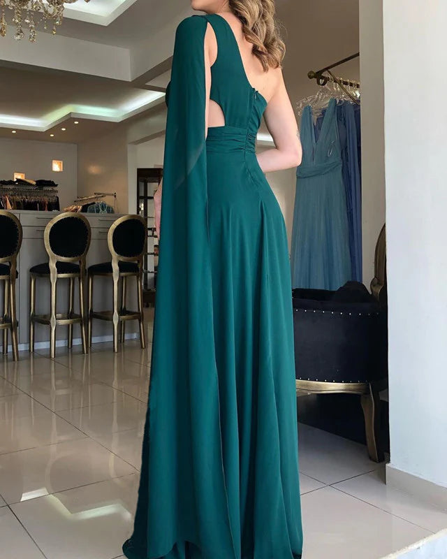Vestidos de dama de honor de gasa verde esmeralda con un solo hombro y abertura.